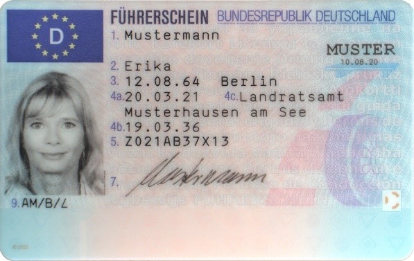 Dieses Foto zeigt die Vorderseite eines F&uuml;hrerscheins: EU-Kartenf&uuml;hrerschein f&uuml;r Deutschland, Foto, Personendaten, Ausstellungsdatum und -beh&ouml;rde