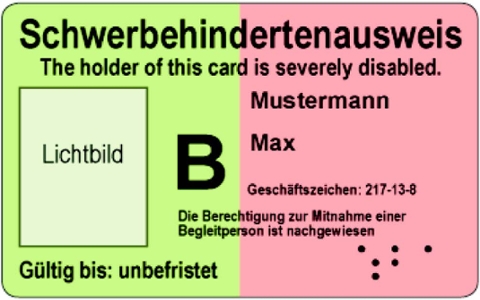 Dieses Foto zeigt ein Muster der Vorderseite des Schwerbehindertenausweises, Lichtbildfeld, Merkzeichen B, Name, Hinweis Begleitperson, G&uuml;ltigkeit